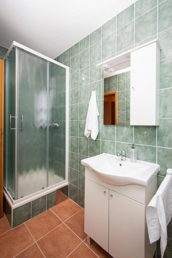 Family Holiday Apartments Lucia Vodice Eksteriør billede