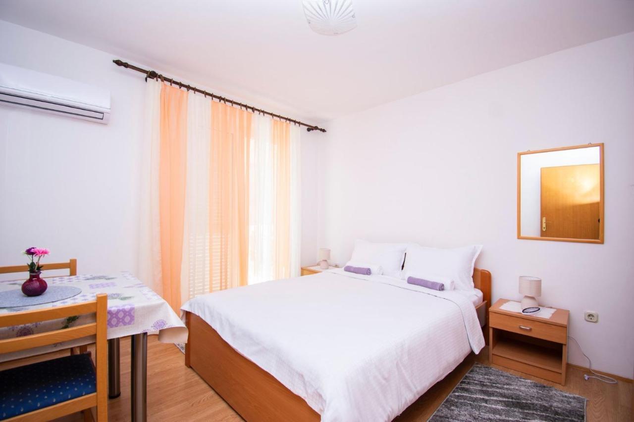 Family Holiday Apartments Lucia Vodice Eksteriør billede