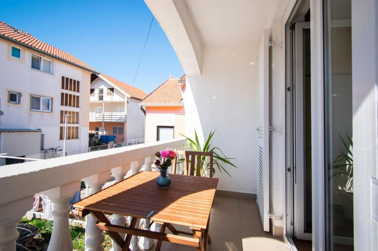 Family Holiday Apartments Lucia Vodice Eksteriør billede