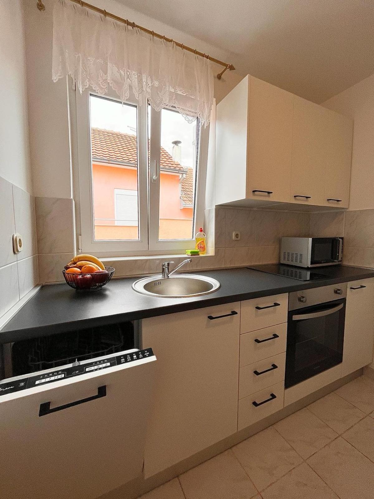 Family Holiday Apartments Lucia Vodice Eksteriør billede